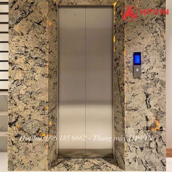 Mặt tiền thang máy bằng đá ốp, phù hợp với những công trình tân cổ điển