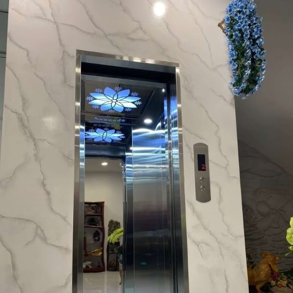 Sảnh thang máy được ốp bằng đá marble sang trọng