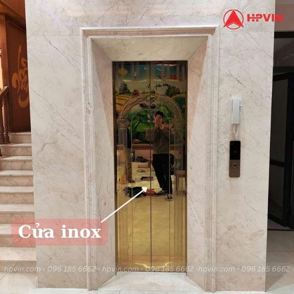 Hình ảnh thực tế thang máy mẫu cửa inox có hoa văn