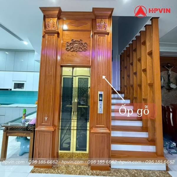 Mẫu thang máy đẹp có mặt tiền được ốp gỗ tự nhiên nguyên khối