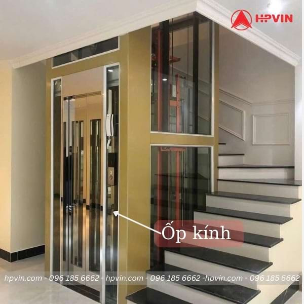 Mẫu thang máy đẹp được ốp toàn bộ bằng kính trong suốt giúp lấy ánh sáng tự nhiên