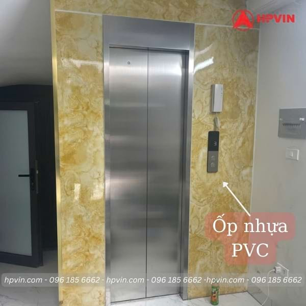 Mẫu thang máy được ốp nhựa giả đá giúp tiết kiệm chi phí 