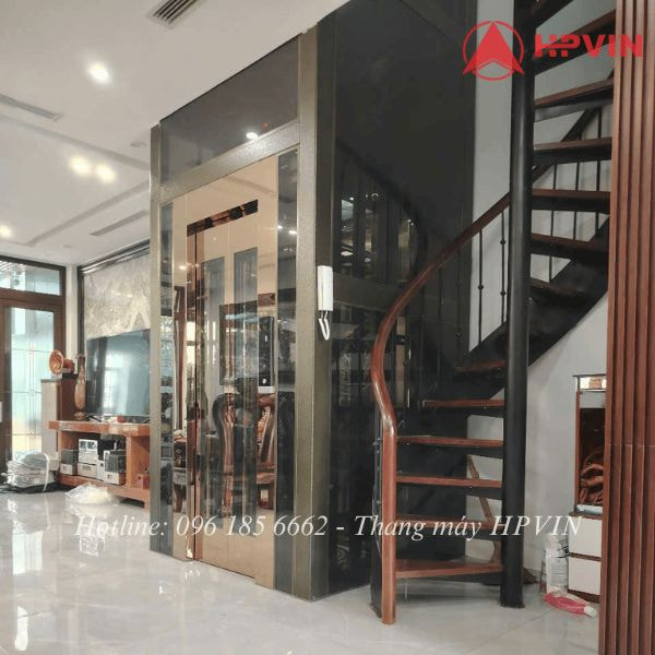 Thang máy kính cuốn quanh thang bộ