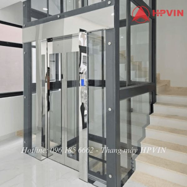 Mẫu thang máy khung thép vách kính sang trọng 
